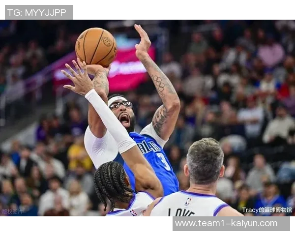 浓眉挡拆展现强大防守弗拉格精准三分助攻球队逆转局势