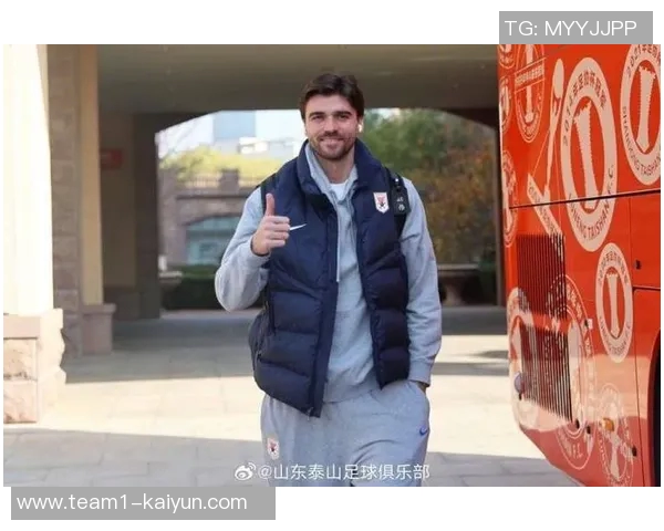 泰山外援瓦科携家人欢庆圣诞节合影留念尽享巴黎美好时光