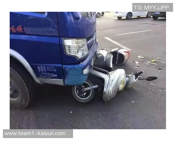 东契奇调侃海斯骑车太危险呼吁大家佩戴头盔安全出行